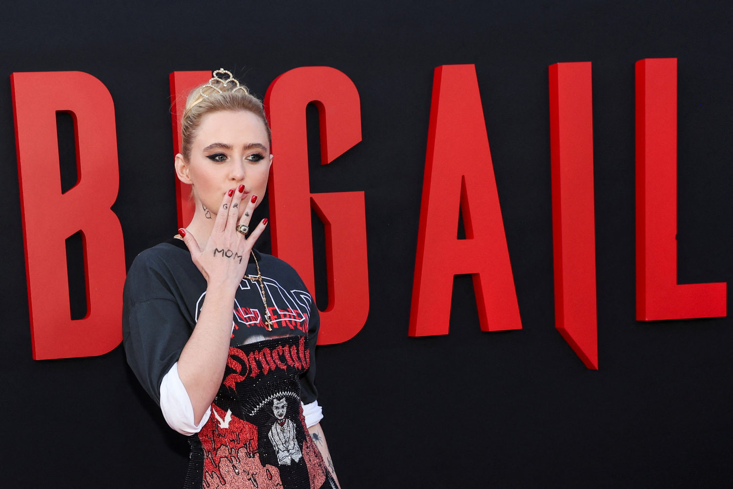 arrivingabigailpremiere170428-120.jpg