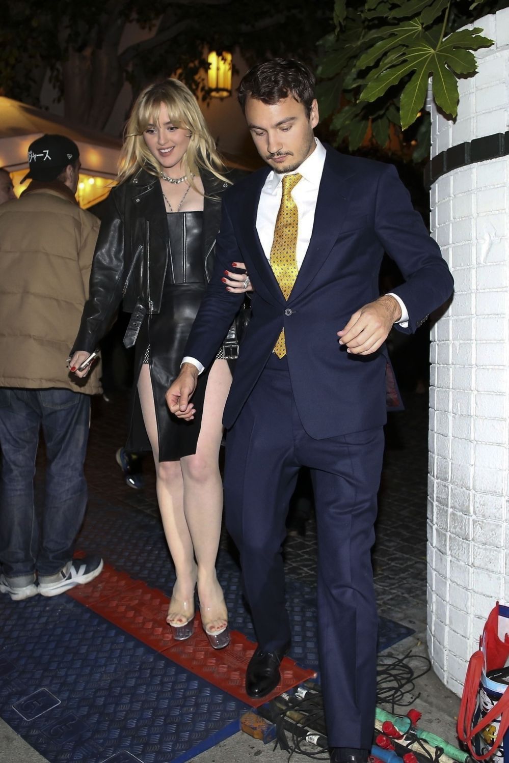 outsidevfparty260225-009.jpg