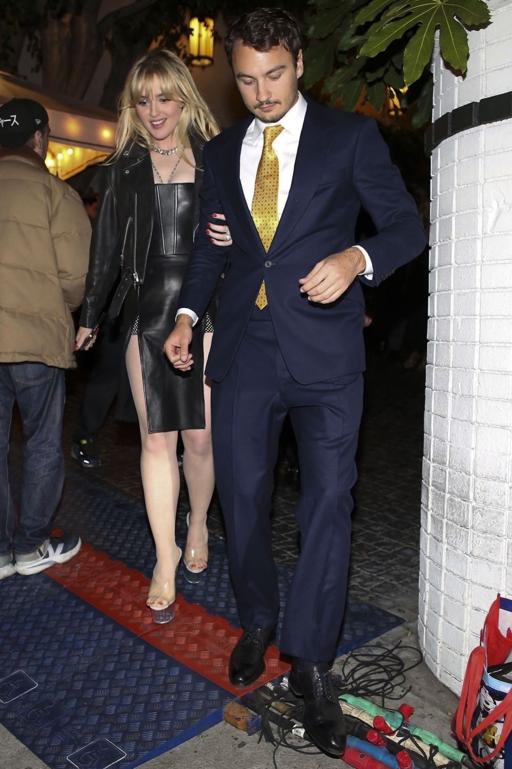 outsidevfparty260225-011.jpg
