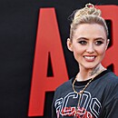 arrivingabigailpremiere170428-115.jpg